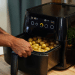 Confira 5 jeitos práticos de desengordurar sua air fryer.