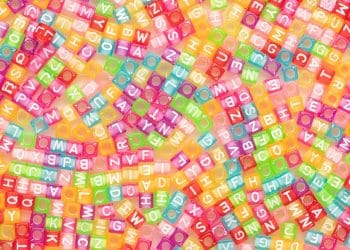 Miçangas coloridas espalhadas representando nomes raros.