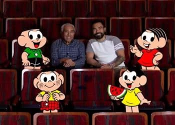 Mauricio de Sousa e seu filho Mauro com os personagens da Turma da Mônica no cinema.