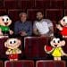 Mauricio de Sousa e seu filho Mauro com os personagens da Turma da Mônica no cinema.