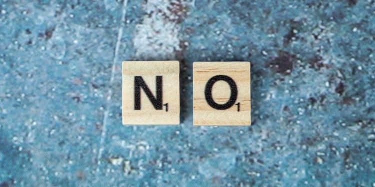 Letras de madeira formando a palavra "no", representando a disciplina de um filho.