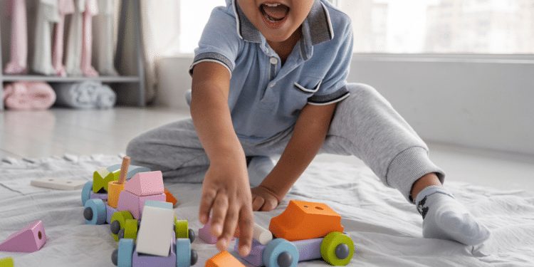 Criança sorrindo brincando c seus brinquedos