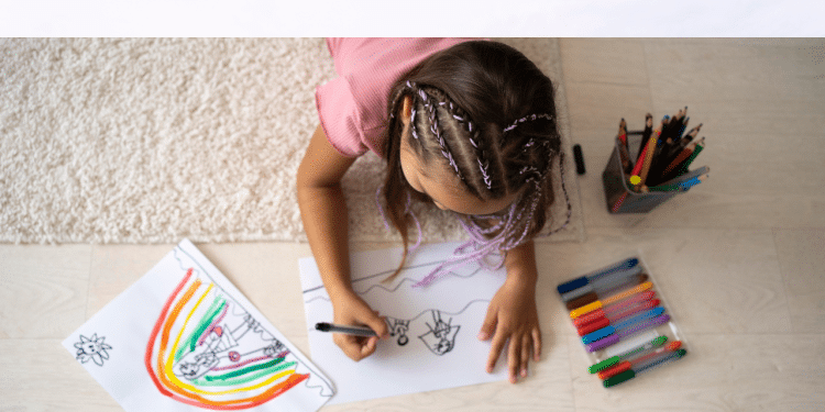 Criança pintando e colorindo desenhos