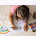 Criança pintando e colorindo desenhos