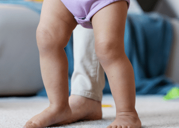 perma de um bebê sendo segurada pela mãe