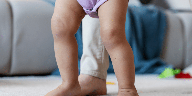 perma de um bebê sendo segurada pela mãe