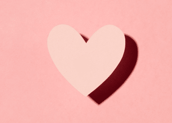 Coração rosado em um fundo rosa