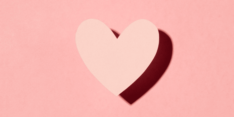 Coração rosado em um fundo rosa