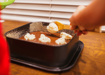 Foto de uma bandeija contendo uma sobrememsa de chocolate