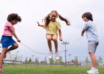 Crianças brincando e pulando corda