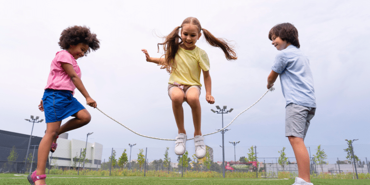 Crianças brincando e pulando corda