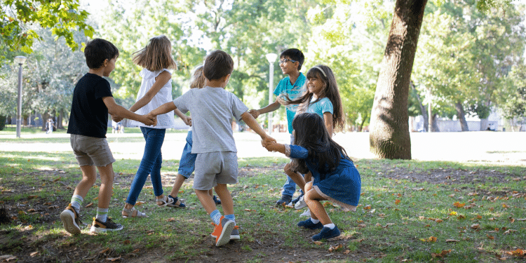 Crinaças brincando em um parque