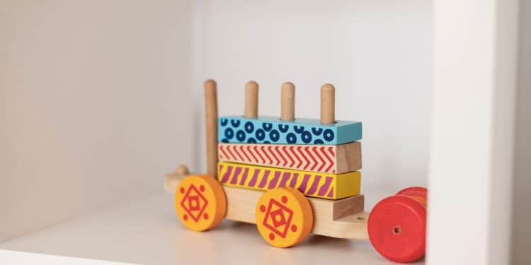 Carrinho de brinquedo colorido, representando o Dia das Crianças.