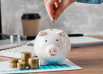 Dicas práticas para economizar nas festas de fim de ano.