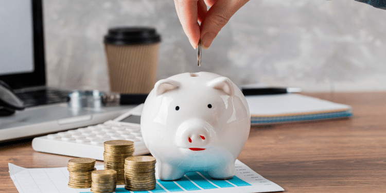 Dicas práticas para economizar nas festas de fim de ano.