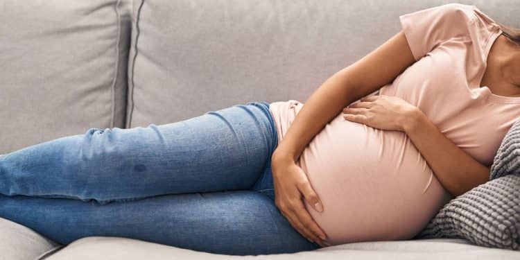Mulher com dor pélvica na gravidez.