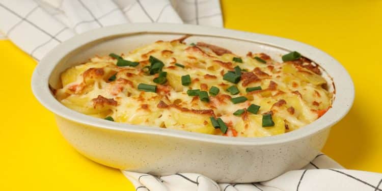 Escondidinho de batata-doce em cima de um pano em frente a um fundo amarelo.