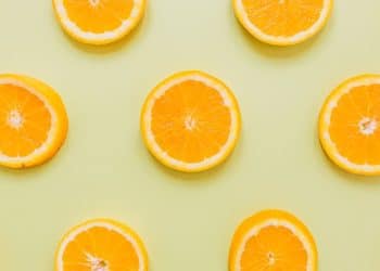 Fatias de laranja representando a estomatite.