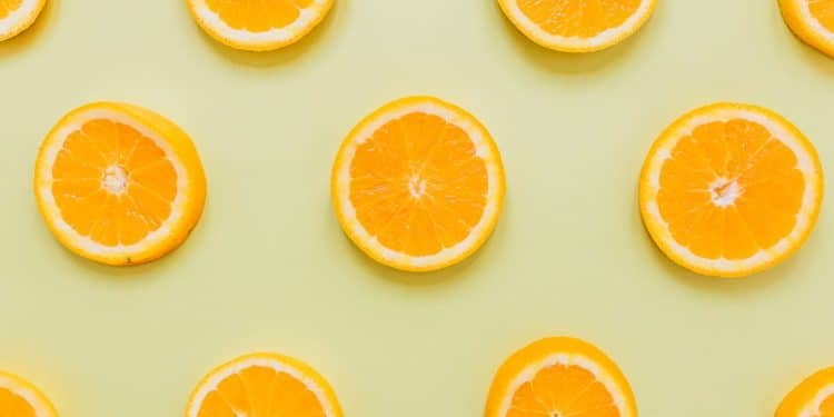 Fatias de laranja representando a estomatite.