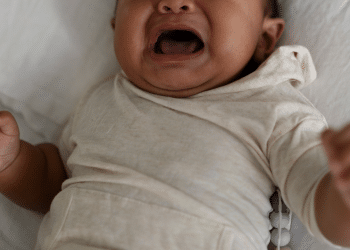 Bebê chorando muito deitado