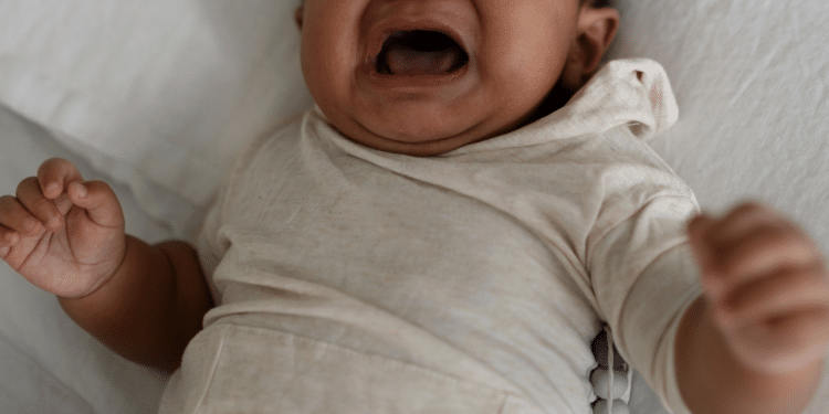 Bebê chorando muito deitado