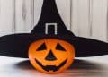Abóbora com chapéu de bruxa simbolizando uma fantasia de Halloween.