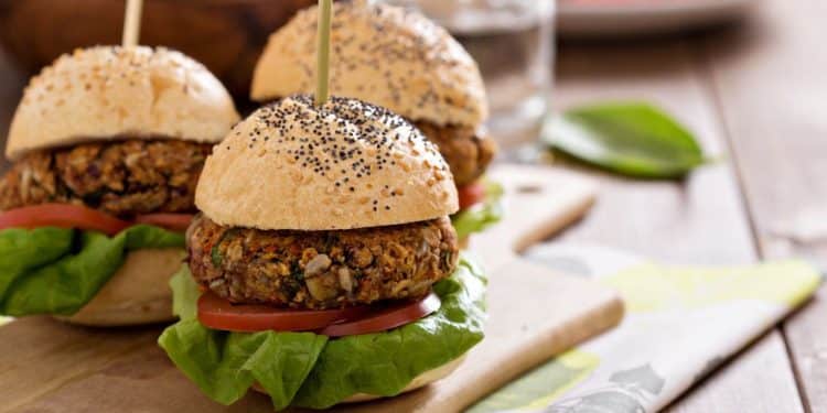 Hambúrguer de grão de bico receita com benefícios.