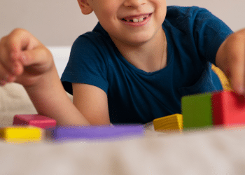 Criança sorrindo e brincando