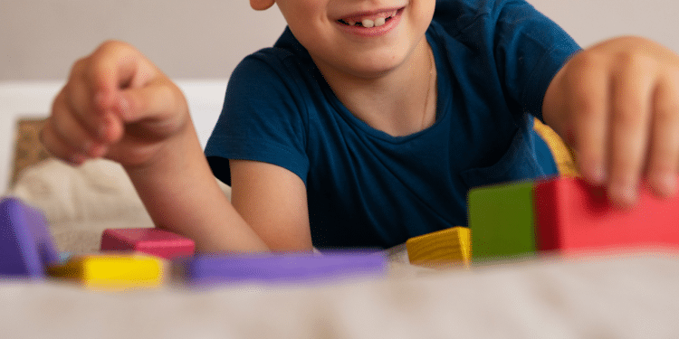 Criança sorrindo e brincando