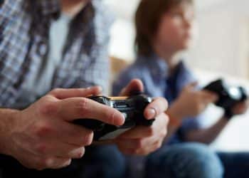 Pai e filho jogando um jogo.