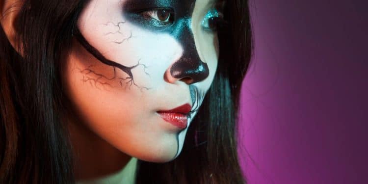 Maquiagem de Halloween proteja a pele com estilo e segurança.