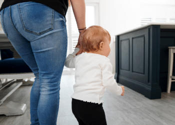 Mãe segurando a mão de um bebê