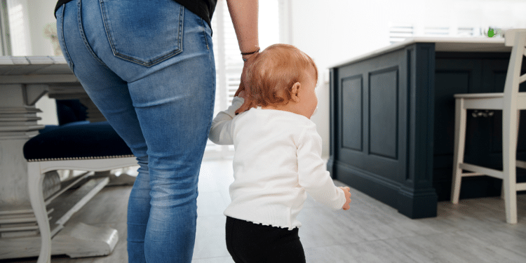 Mãe segurando a mão de um bebê