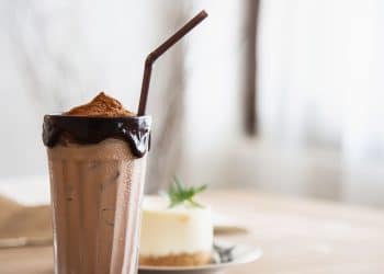 Milk-shake de chocolate com canudo marrom.