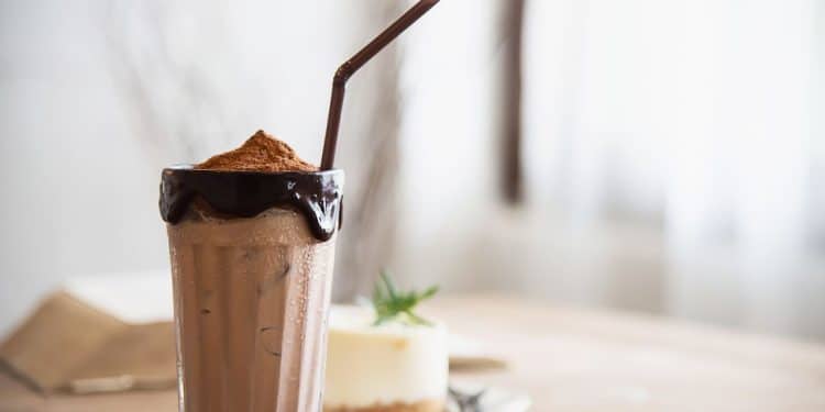 Milk-shake de chocolate com canudo marrom.
