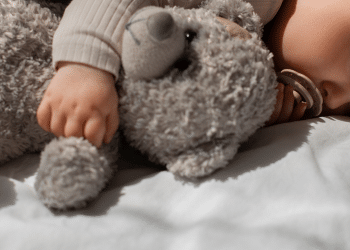 Música + sono: descubra por que bebês dormem melhor com canções suavesm