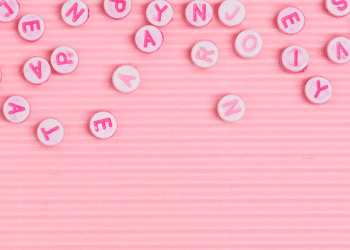 Letras pequenas em um fundo rosa