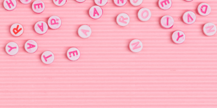 Letras pequenas em um fundo rosa