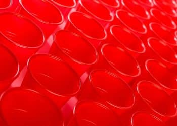 Copos de plástico vermelhos representando a anemia falciforme.