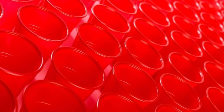 Copos de plástico vermelhos representando a anemia falciforme.