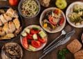 Mesa cheia de alimentos para comer na gravidez.