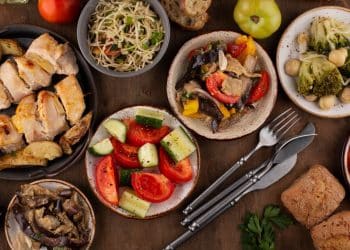 Mesa cheia de alimentos para comer na gravidez.