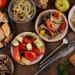 Mesa cheia de alimentos para comer na gravidez.