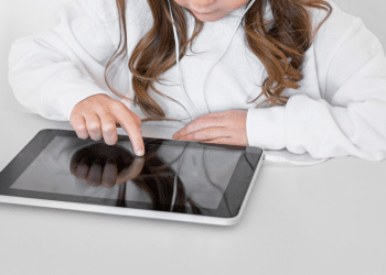 Crianças na internet: confira 5 dicas para proteger seu filho online