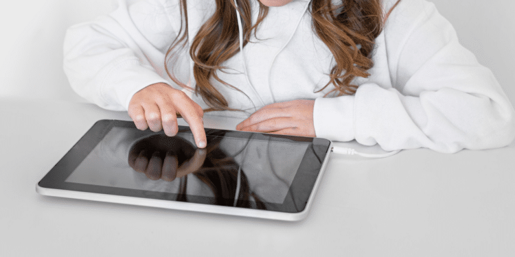 Crianças na internet: confira 5 dicas para proteger seu filho online