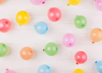 Balões coloridos representando soluços em bebês.