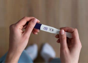 Pessoa segurando um teste de gravidez.