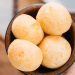 Pão de queijo de tapioca simples e delicioso.