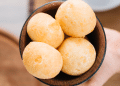 Pão de queijo fácil passo a passo.