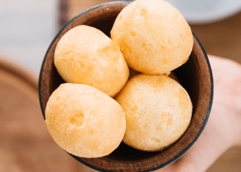 Pão de queijo fácil passo a passo.